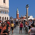 Momenti veneziani 66 - Folla a San Marco